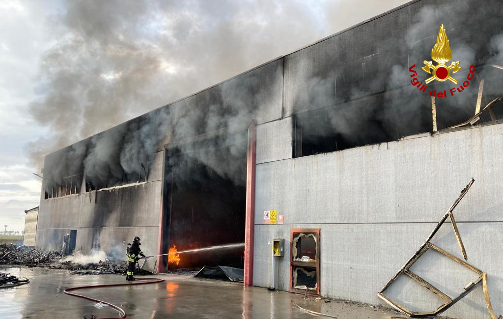 Incendio nella sede Bottecchia: il video e il messaggio dell’azienda