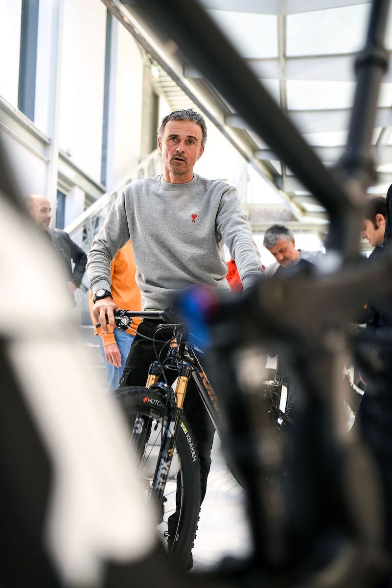 Luis Enrique si allena in bici 