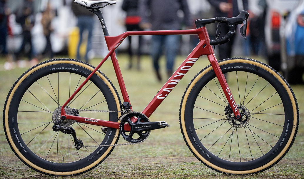 I dettagli della bici di Van der Poel per il mondiale di ciclocross. Tutto giusto, tranne il telaio…