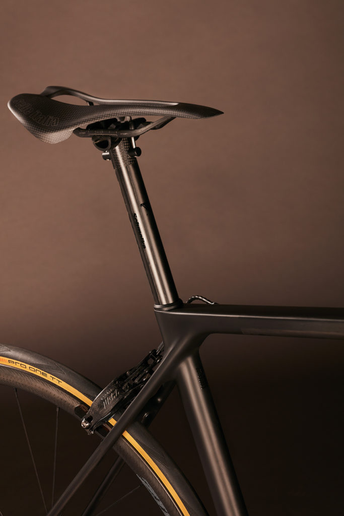 200213 ULT CF EVO 2414 saddle 001 683x1024 1