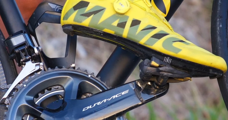 Pedali da strada su una bici gravel