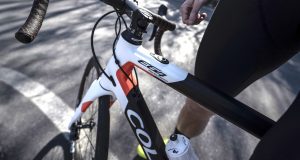 E-Road bike Colnago E64: peso record e design che si ispira alla C64