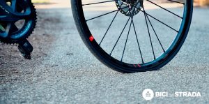 Forare meno in bici da corsa? Ecco consigli tecnici e trucchi del mestiere