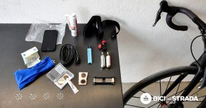 Cosa portare durante un'uscita in bici da corsa? Ecco gli oggetti indispensabili