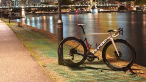 La nuova Focus Izalco Max Disc diventa aero, ma con il peso di una bici da salita