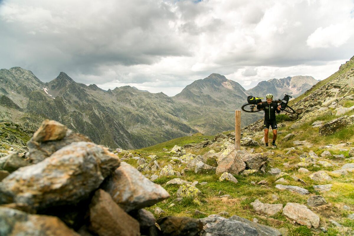 pedali da strada su una bici gravel