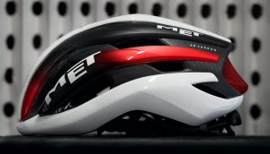 Casco Met Trenta 3K Carbon: ecco l'edizione limitata UAE Team Emirates