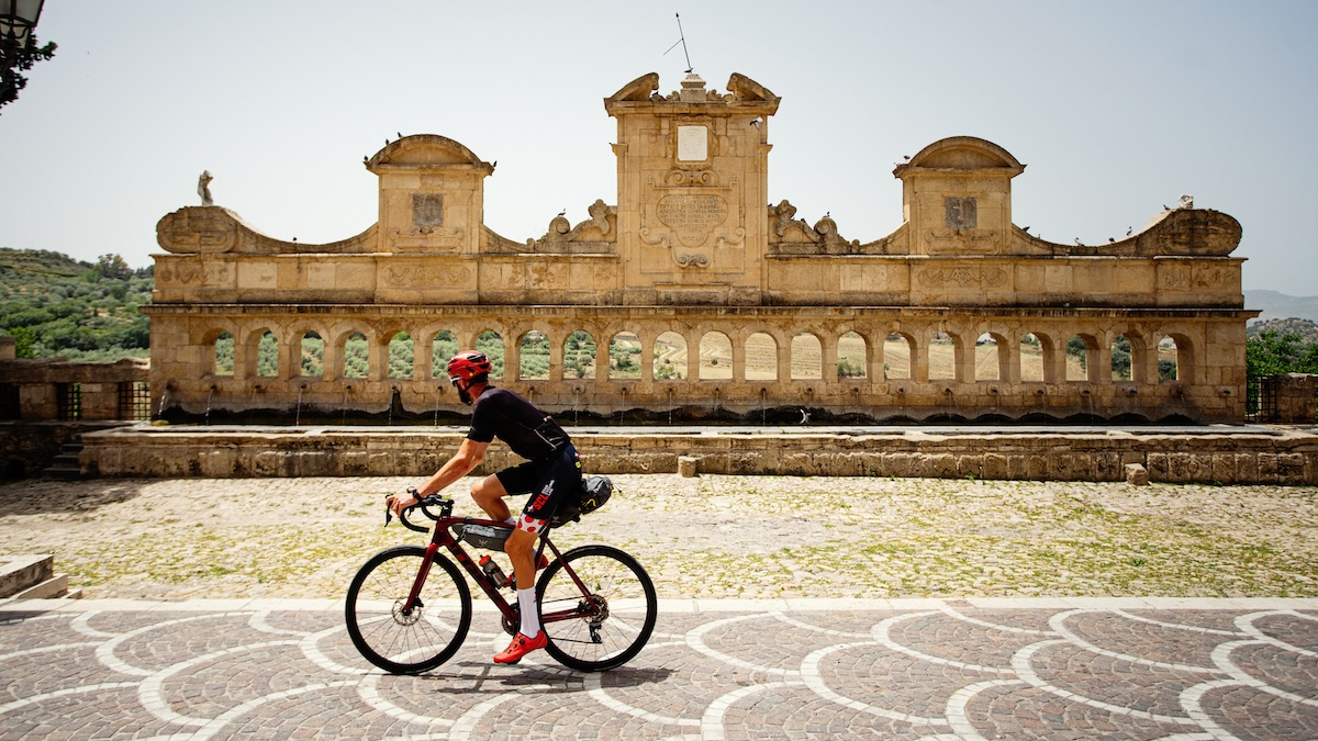 Viaggiare con la bici 2024: cicloturismo a + 35%, in controtendenza sul mercato della bici