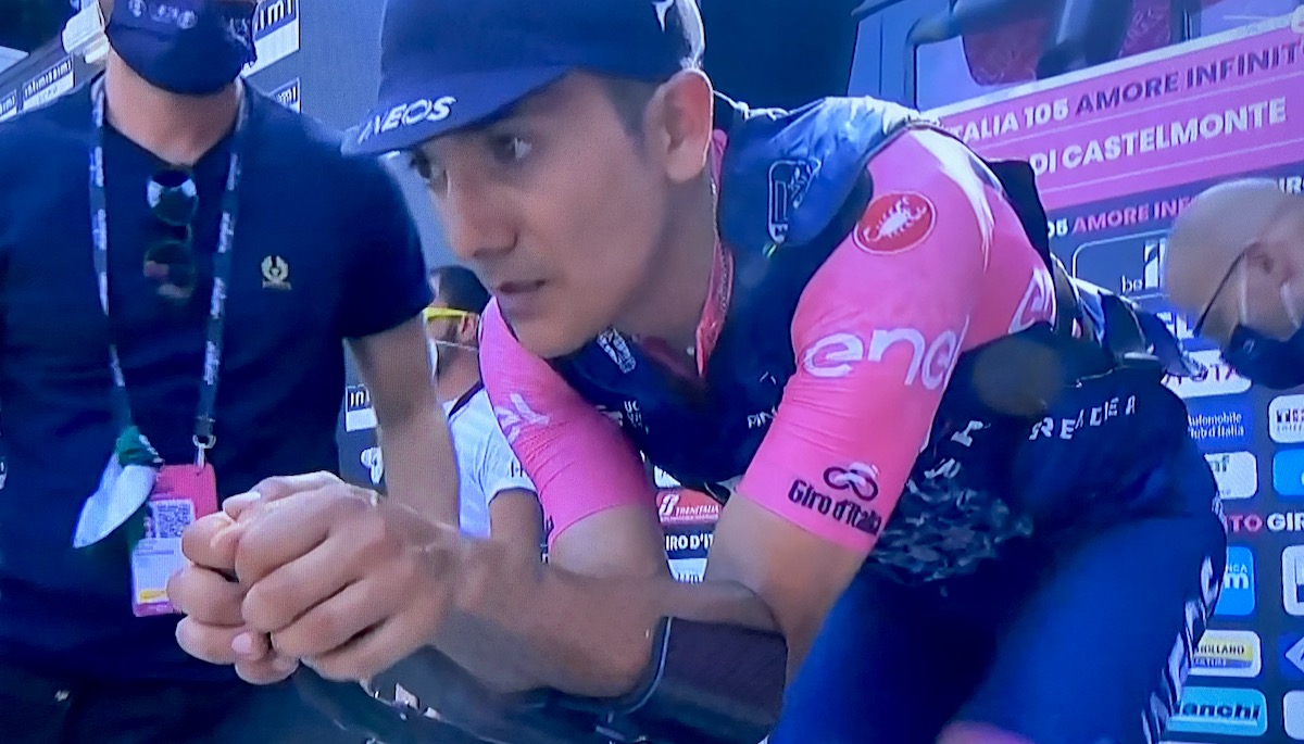 A cosa serve quel gilet nero usato da Carapaz sui rulli nel dopo tappa?