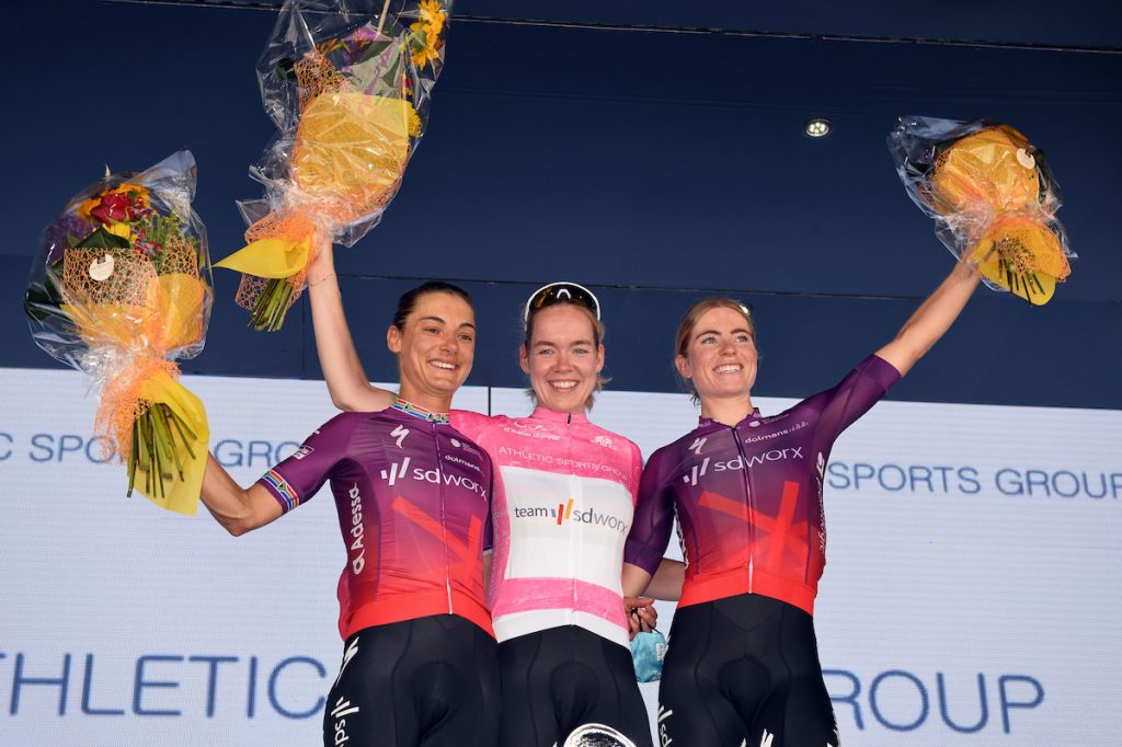 MAGLIA ROSA PODIO Ashleigh Moolman ZAF SD Worx Anna Van Der Breggen NED SD Worx Demi Vollering NED SD Worx GirodItaliaDonne2021 TAPPA 10 credit bettiniphoto 0526784 1 2000px 1024x682 1