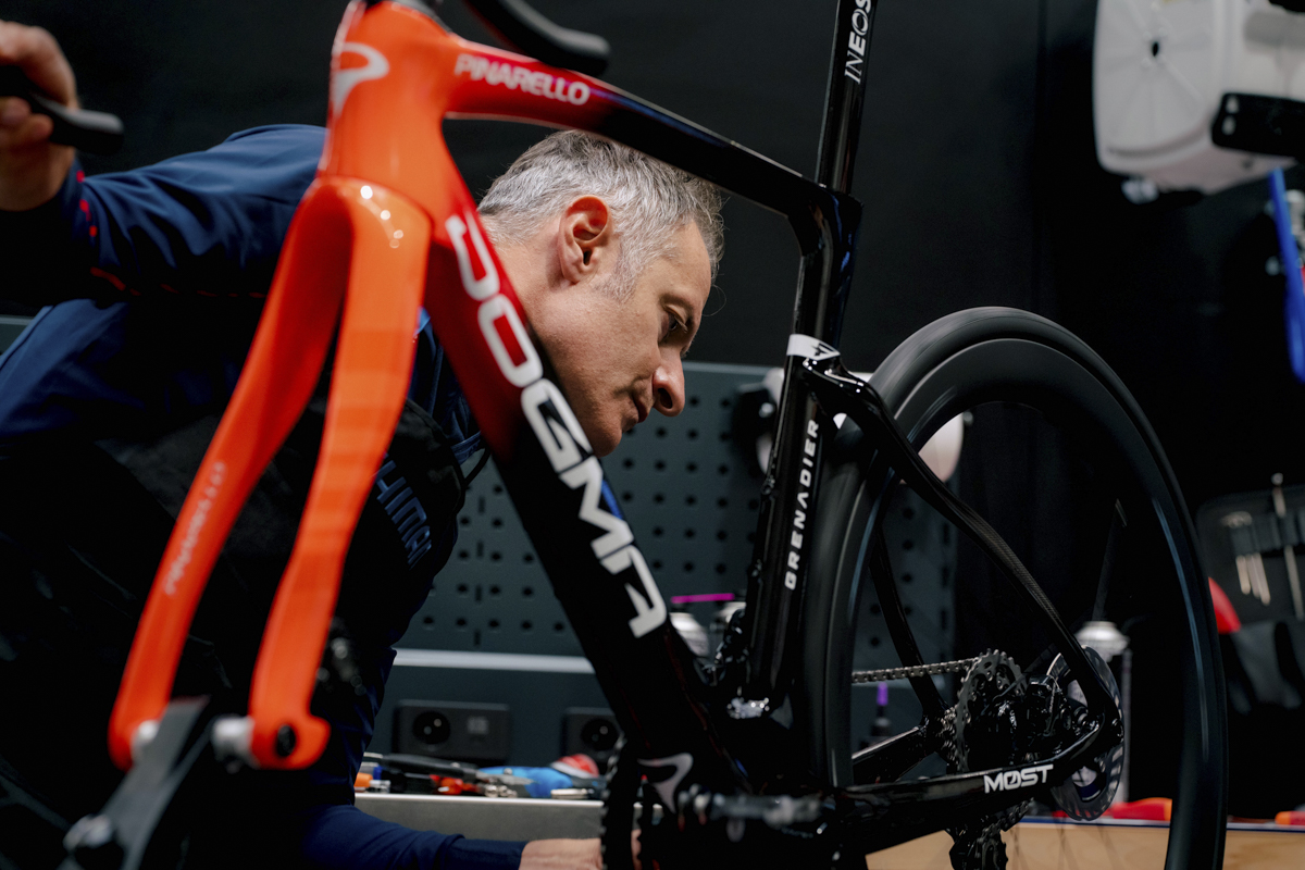 Nuovi colori per la Pinarello Dogma F della INEOS