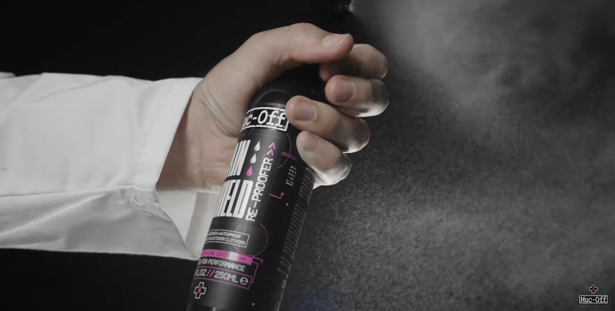 Spray impermeabilisant muc off rain shield 250 ml Esprit-Husqvarna la référence HUSQVARNA MOTO