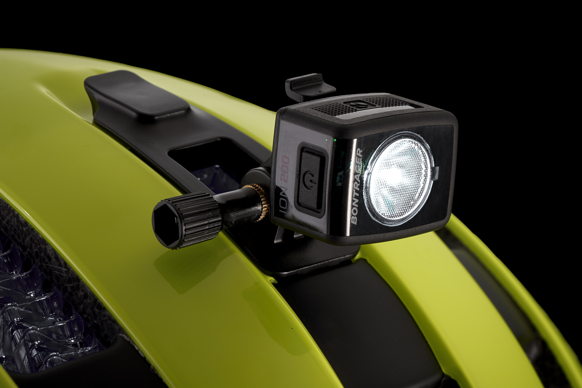 TK21 Circuit Wavecel Helmet ION Mount Close Upcopy
