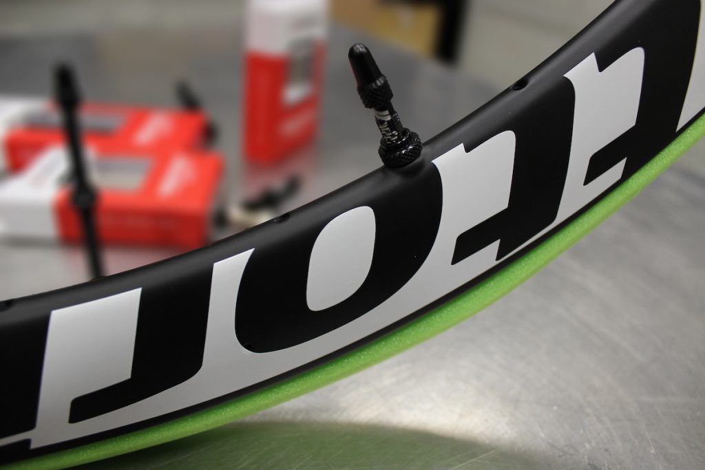 Vittoria Multiway Valves with Air Liner Road2 1024x683 1