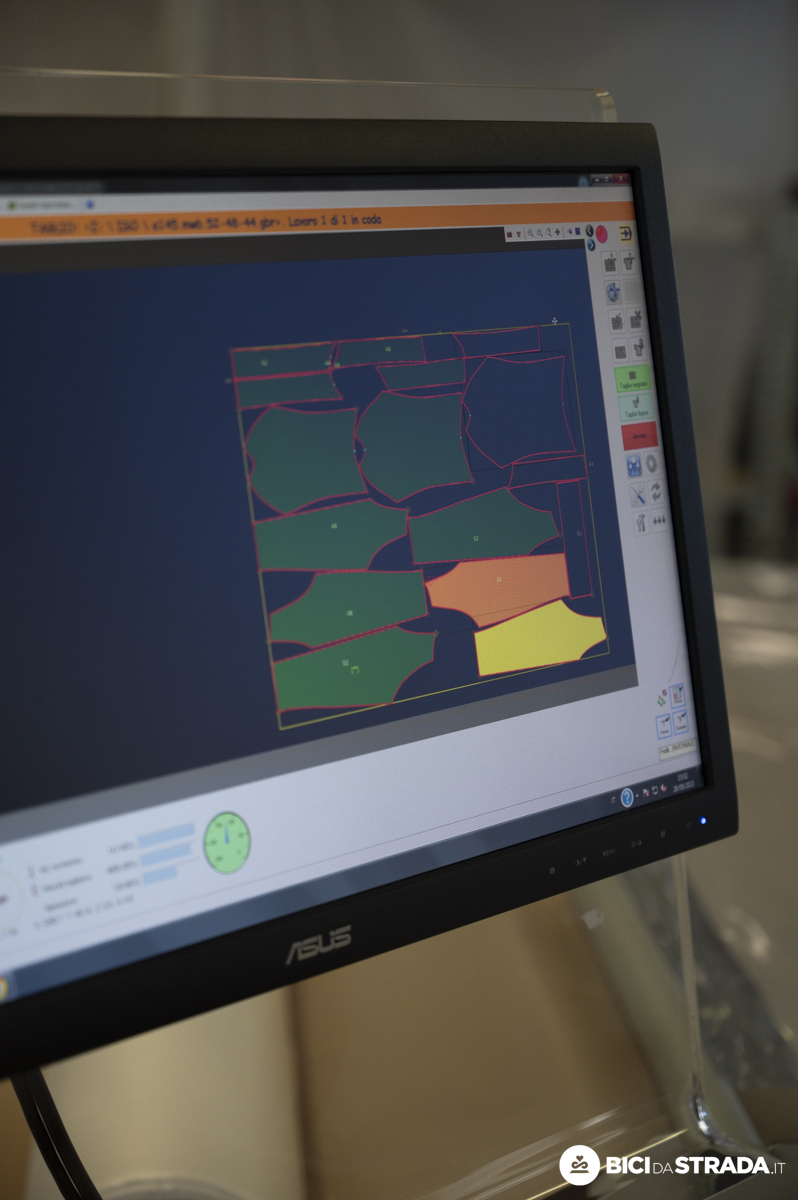 Tutti i capi vengono realizzati all'interno della sede di Gatteo e questo permette grande flessibilità produttiva