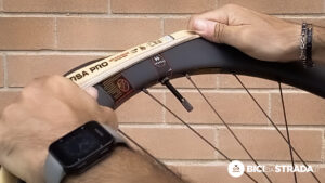 Montare i tubeless da strada è sempre più facile, anche a mano. Guardate qui...