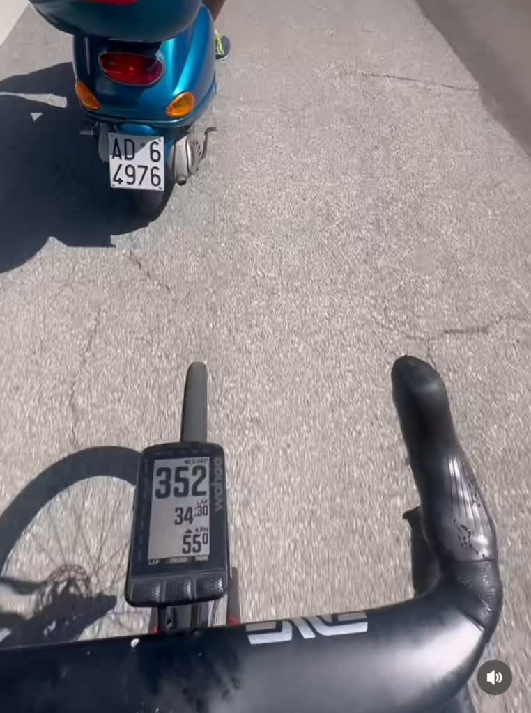 Pogačar si allena dietro motore a 80 km/h