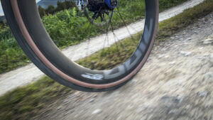 TEST - Zipp 303 XPLR SW:  come va questo canale così largo?