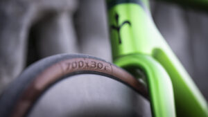 Ho provato le gomme da 30 sulla bici da corsa: e adesso chi torna indietro?