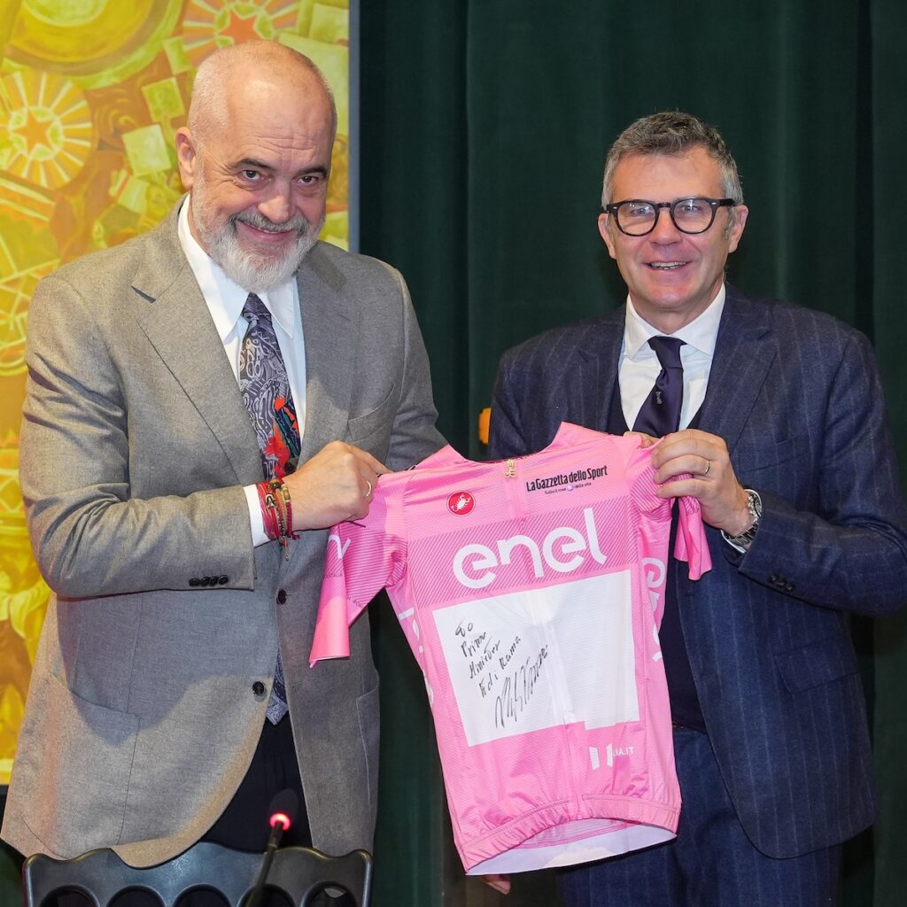 partenza del giro d'italia 2025
