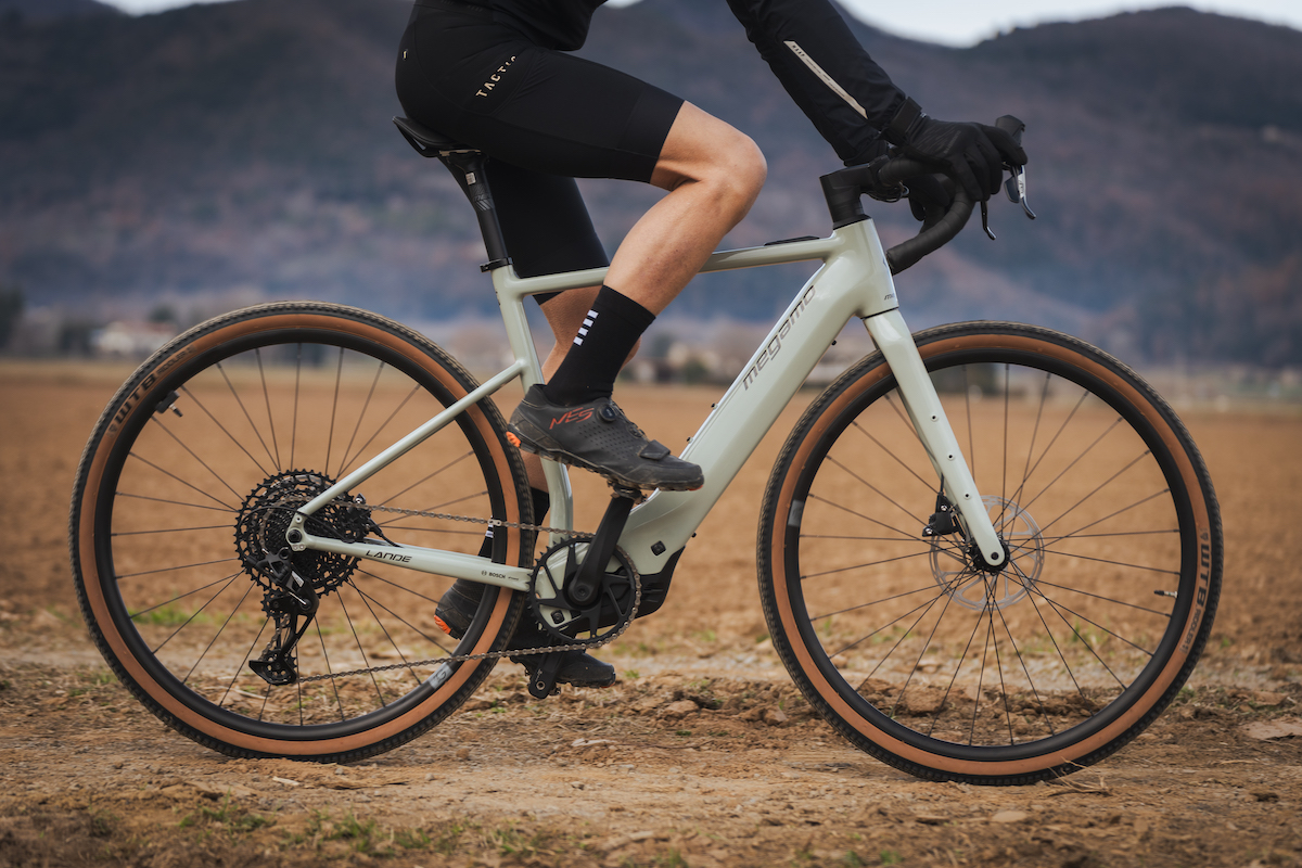 megamo-lande-nuova-gravel-in-alluminio-con-motore-bosch