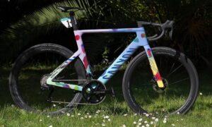 La nuova Aeroad di Van der Poel: Mathieu “resiste” con le pedivelle lunghe…