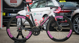 BIKE CHECK - La Colnago V5Rs di Del Toro: pedivelle cortissime e cambio rapporti all'ultimo minuto