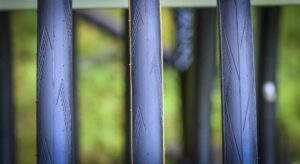 Gomma più stretta davanti e più larga dietro sulla bici da corsa: vantaggi e limiti