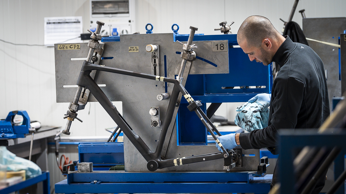 Dentro Colnago: com’è fatto il nuovo C72 made in Italy