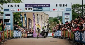 Mentre parte il Giro, Van Aert vince nel gravel…
