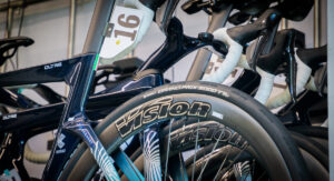 Pressione gomme e raggi in carbonio: perché i pro' del team Bahrain sgonfiano le gomme al Giro d'Italia