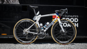 Nei dettagli della Specialized di Pellizzari al Giro: pedivelle “standard” e ruote alte quasi sempre