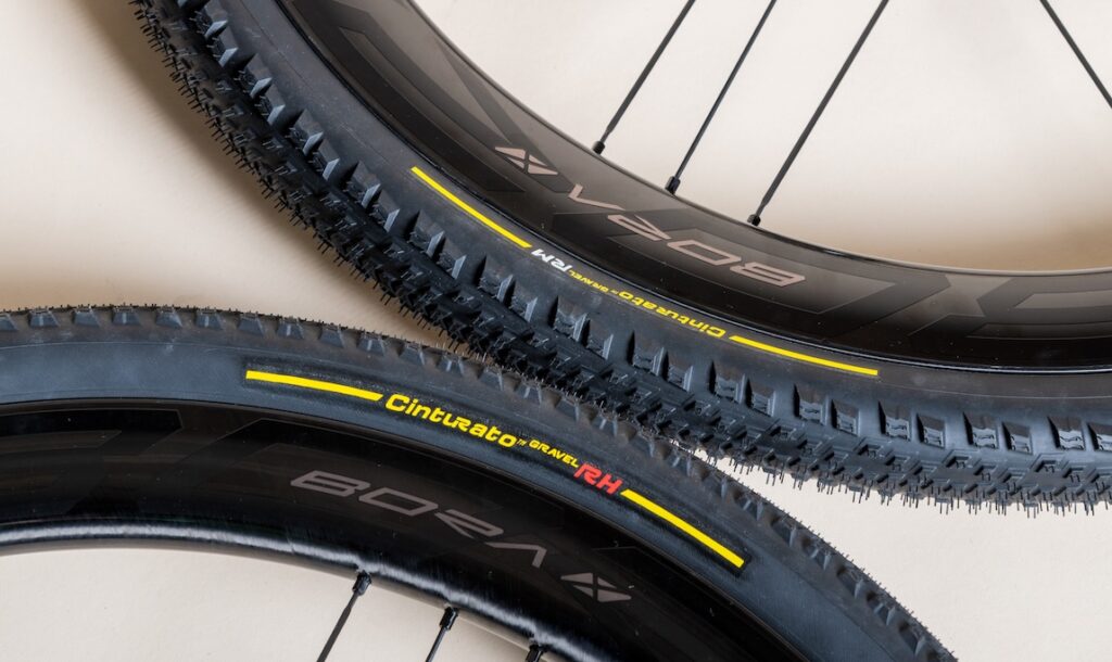 Le nuove Pirelli Cinturato Gravel RH e RM sono coperture d’alta gamma, prodotte in Italia nello stabilimento proprietario di Bollate, che completano l’offerta del marchio italiano dedicata al gravel.