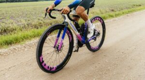 Perché nel gravel si usano gomme sempre più larghe? Ne abbiamo parlato con Mattia De Marchi (e Pirelli)