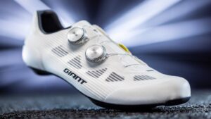 Scarpe Giant Surge Pro: trasferimento di potenza e calzata precisa