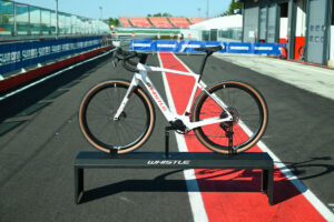 Whistle Kiowa AVX Gravel: motore Avinox e Sram AXS sotto i 5.000 euro.