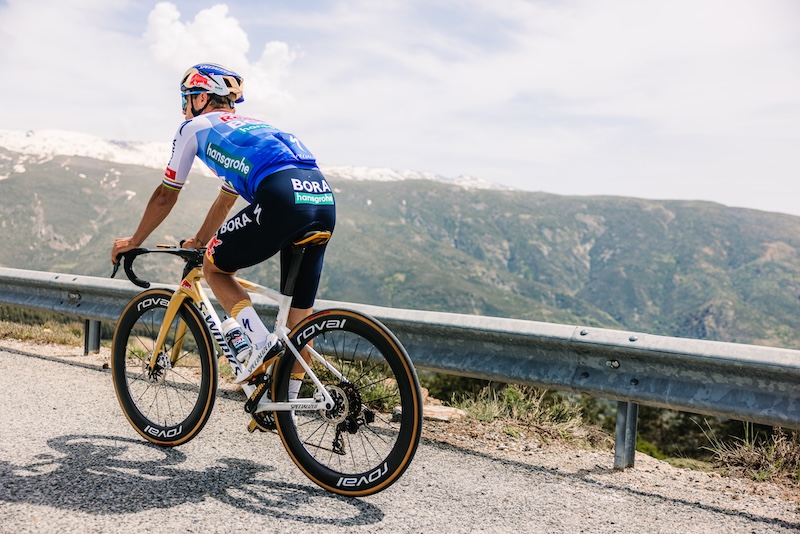 Specialized lancia la S-Works Tarmac SL9 Remco LTD, un’edizione limitata della sua bici più iconica.
100 pezzi