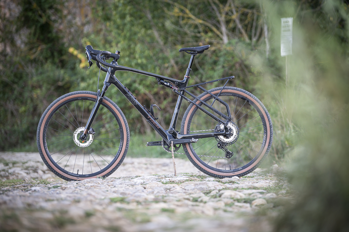 Fino a quando si può chiamare gravel? Abbiamo provato la Trek Check-OUT biammortizzata