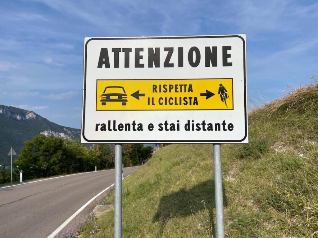 rispetta il ciclista